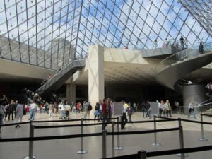 Louvre entrada con escaleras